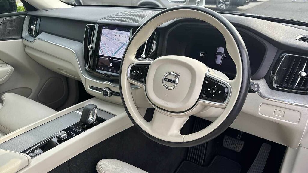 Volvo XC60 Plus, B4 Awd Mild Hybrid, Dark CF23JJZ Black #4