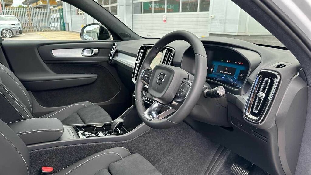 Volvo XC40 Plus, B3 Mild Hybrid, Dark DP26NBD White #4