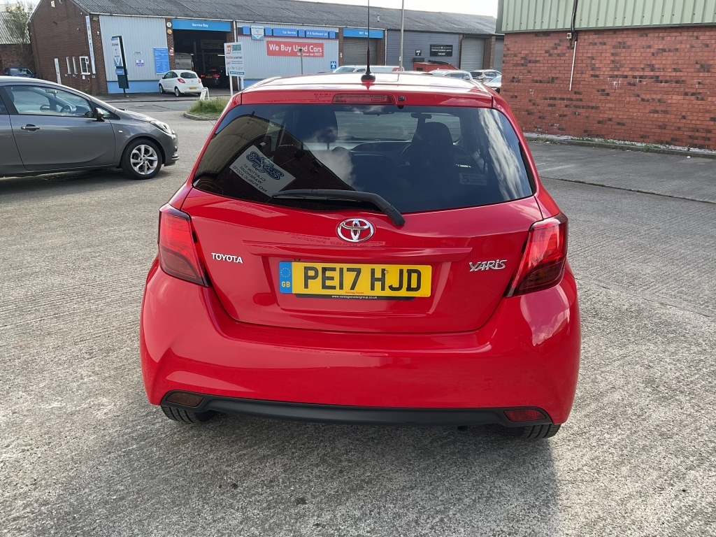 Toyota Yaris Hatchback 1.0 Vvt-i Icon Red #4
