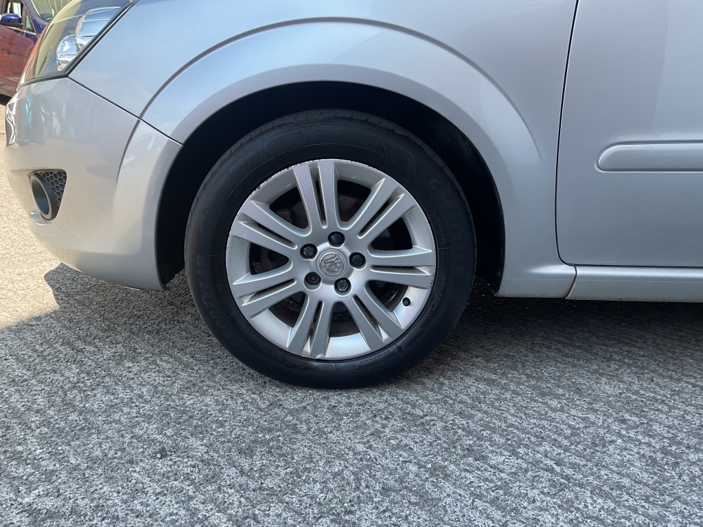 Vauxhall Zafira Exclusiv Red #9