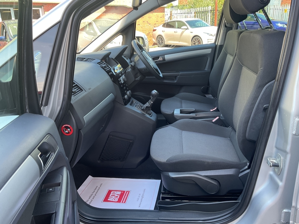 Vauxhall Zafira Exclusiv Red #14