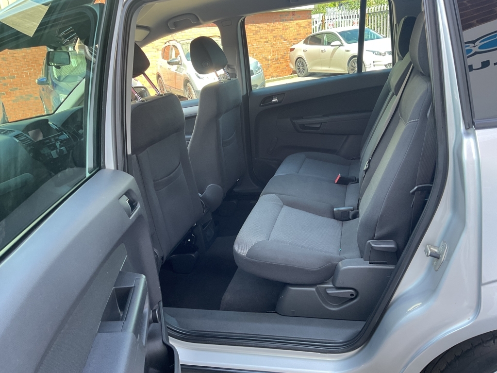 Vauxhall Zafira Exclusiv Red #17