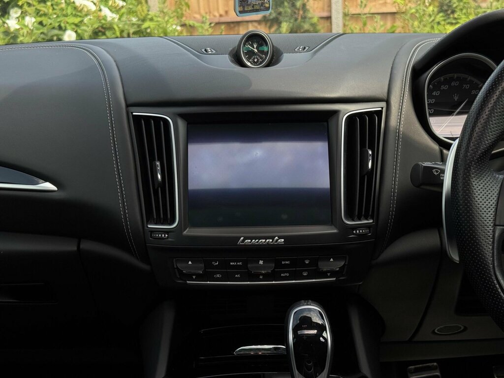 Maserati Levante 3.0 D V6 271 Bhp White #37