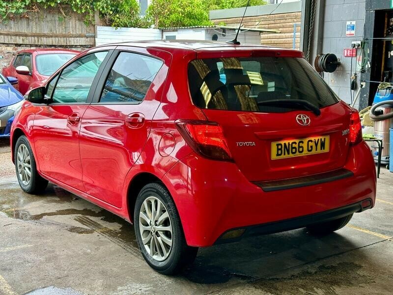 Toyota Yaris Icon Red #4