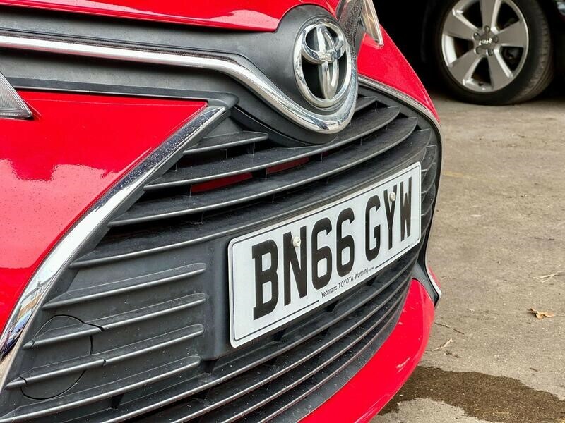 Toyota Yaris Icon Red #12