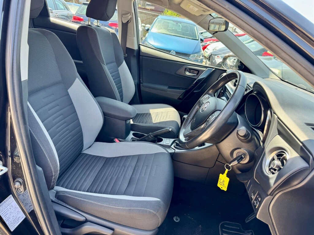 Toyota Auris D-4d Active Black #26