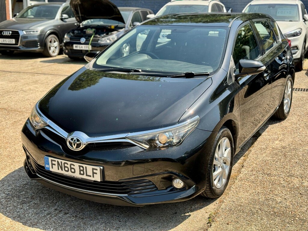 Toyota Auris Hatchback Black #3