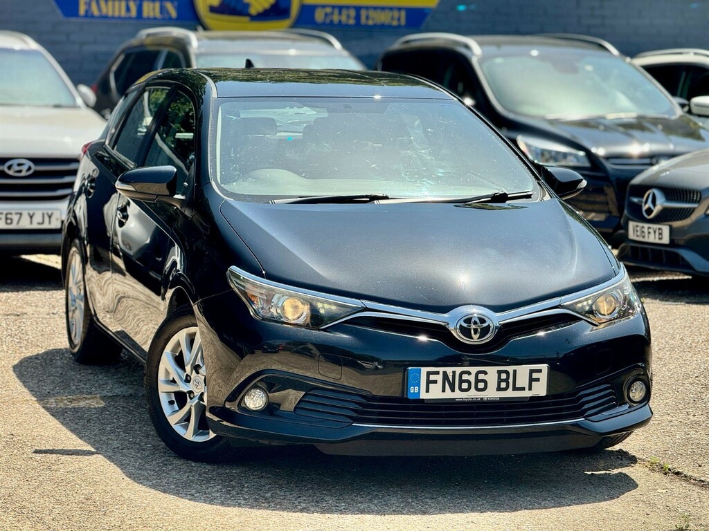 Toyota Auris Hatchback Black #6