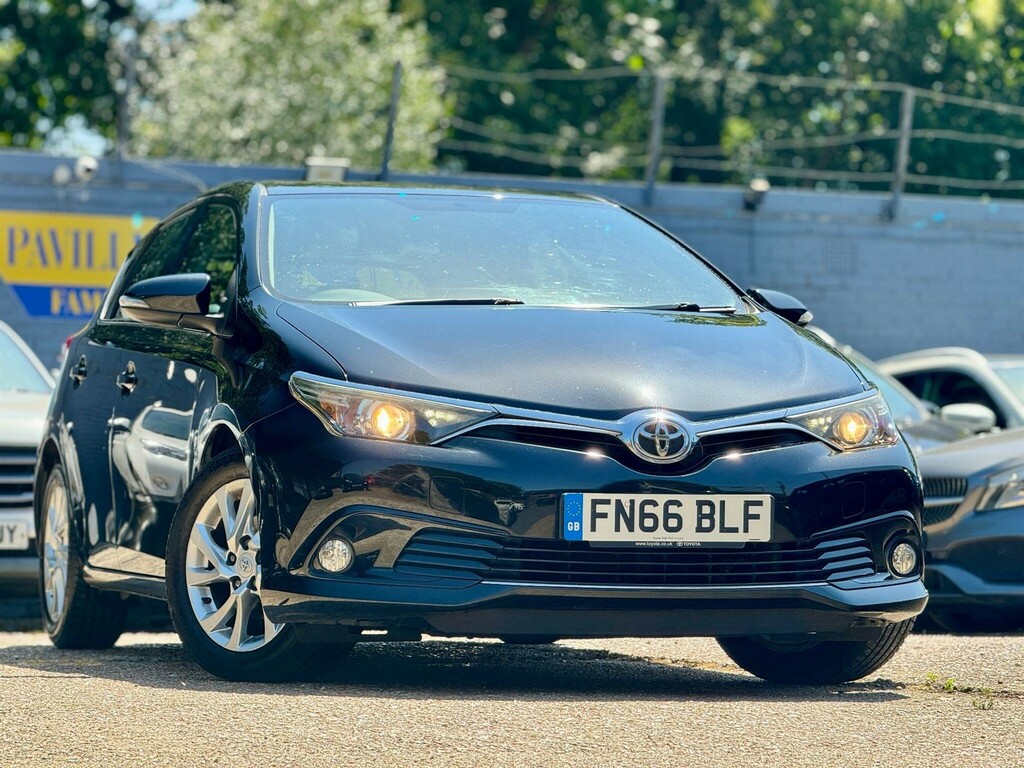 Toyota Auris Hatchback Black #5