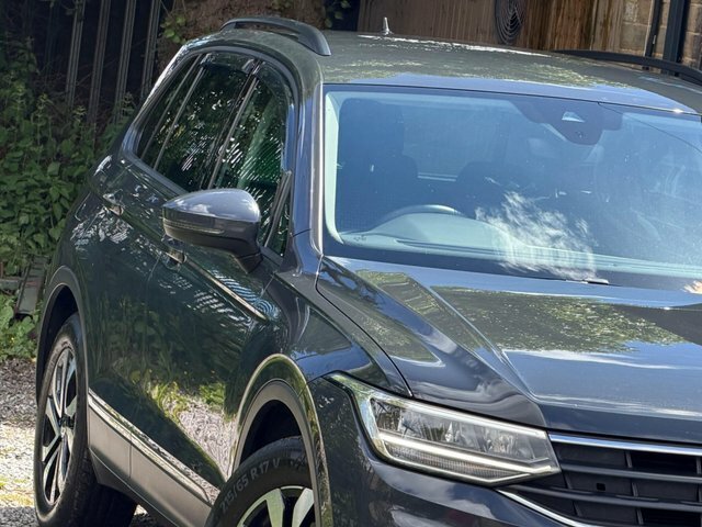 Volkswagen Tiguan Active Black #2