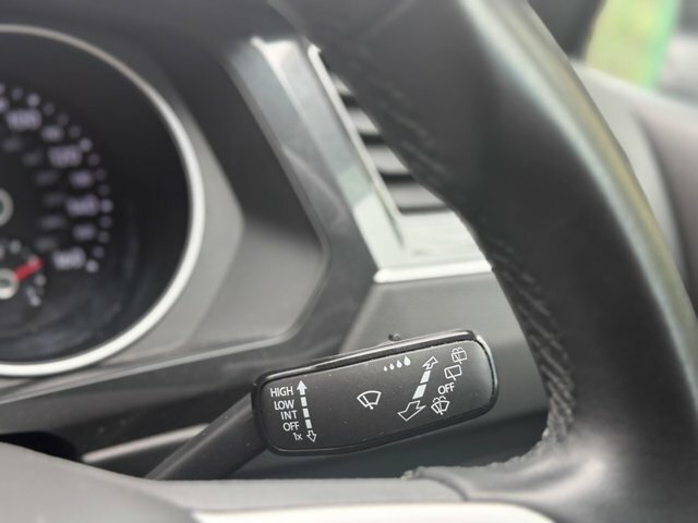 Volkswagen Tiguan Active Black #47