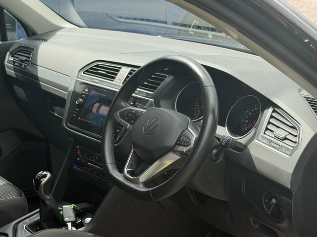 Volkswagen Tiguan Active Black #30