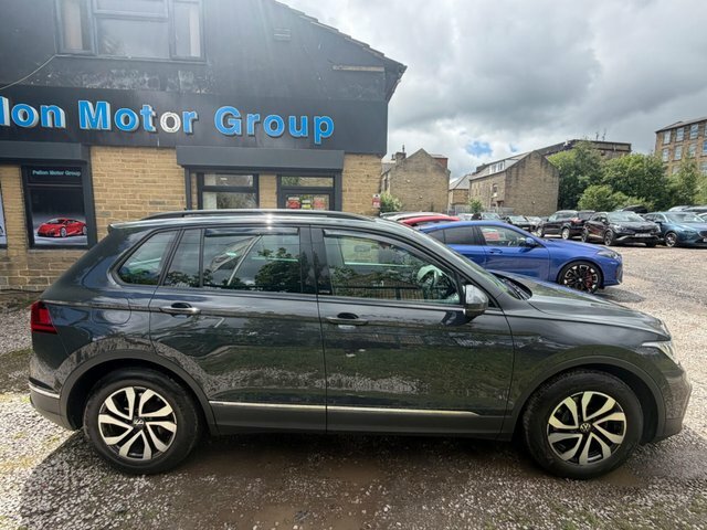 Volkswagen Tiguan Active Black #6