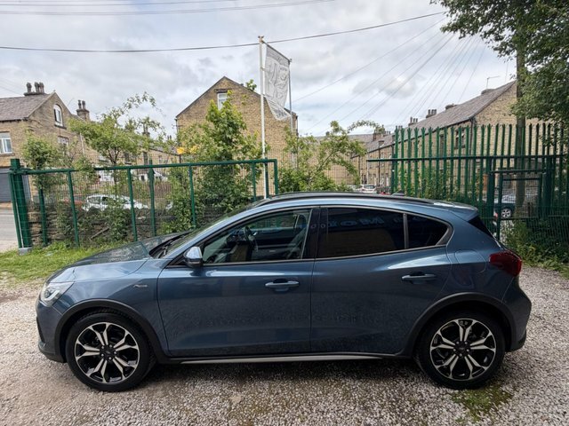 Ford Focus Hatchback XGZ1556 Blue #4