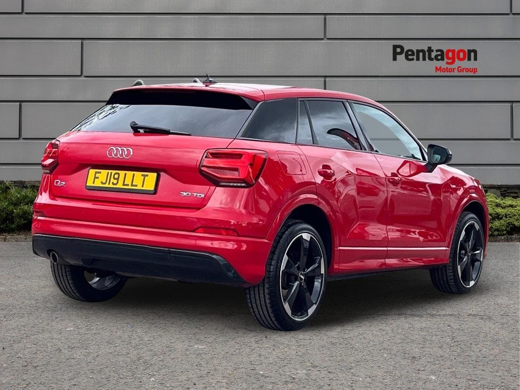 Audi Q2 1.6 Tdi 30 Black Edition Suv Eur Red #4
