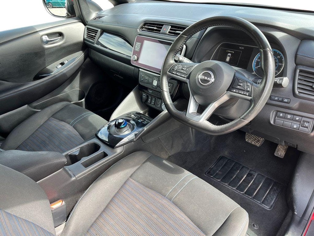 Nissan Leaf 39Kwh N Connecta Hatchback 150 CV23VKC Red #5