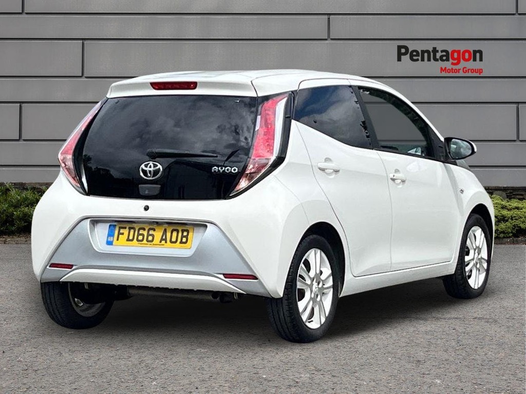 Toyota Aygo X-pression Red #4