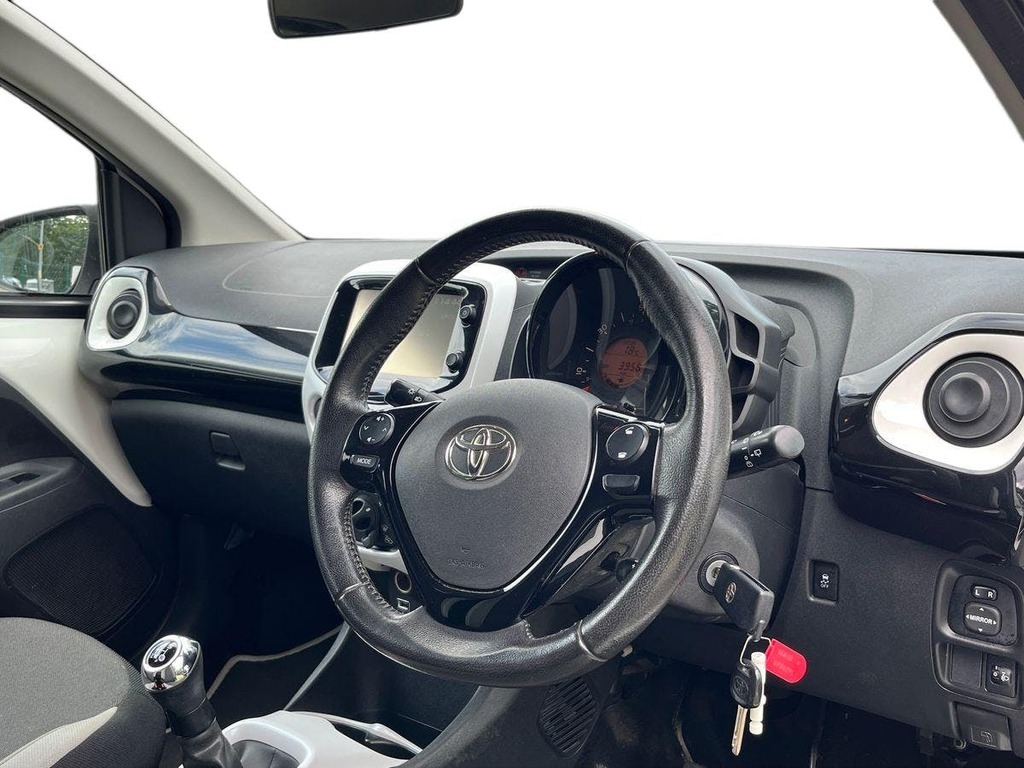 Toyota Aygo X-pression Red #5