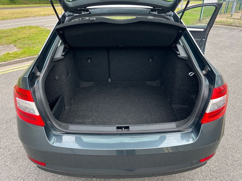 Skoda Octavia Se Tsi 5-Door White #10