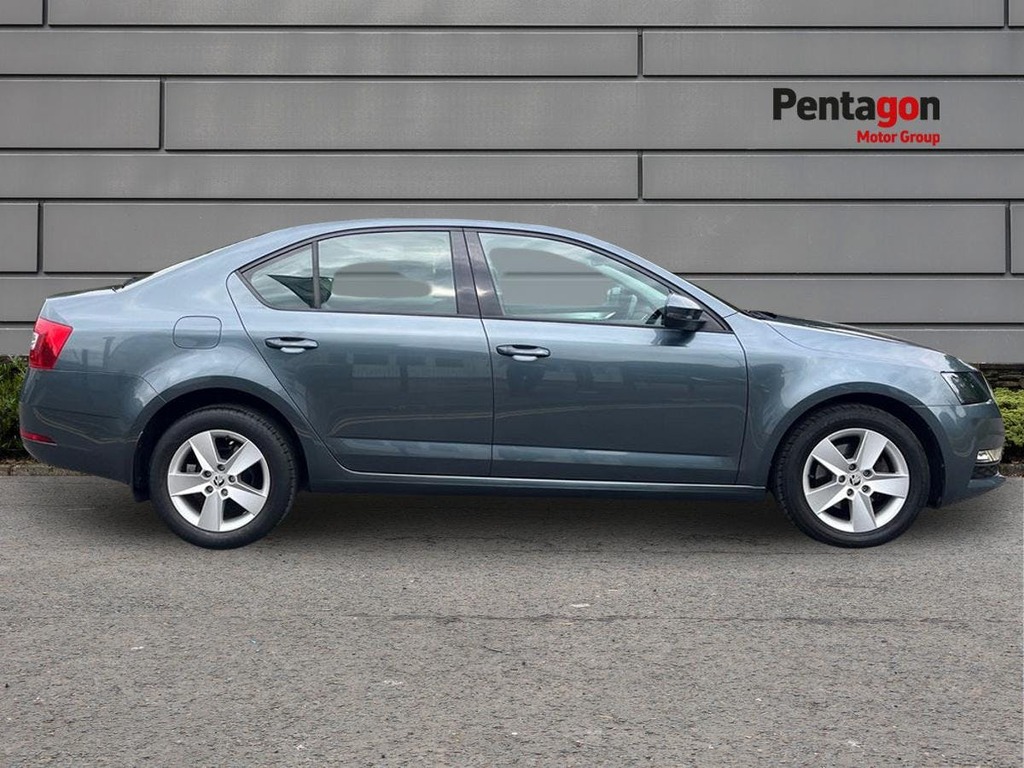 Skoda Octavia Se Tsi 5-Door White #11
