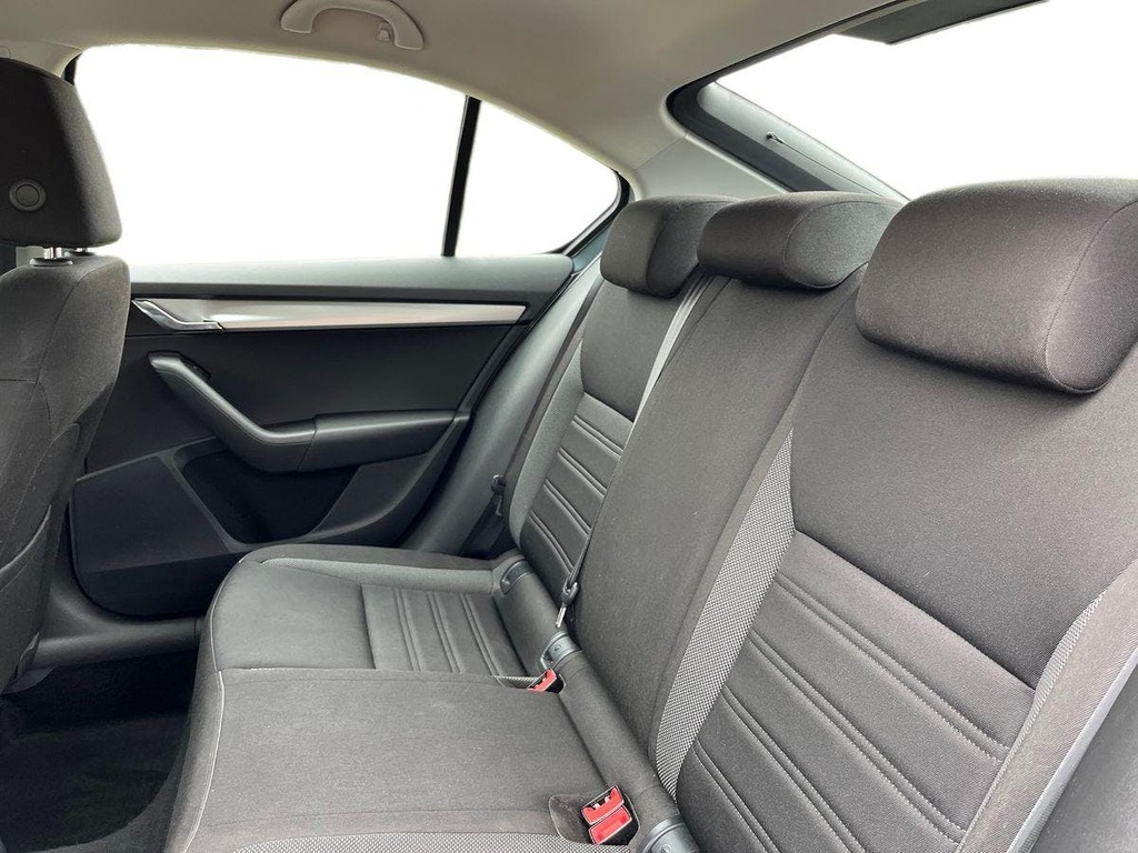Skoda Octavia Se Tsi 5-Door White #9