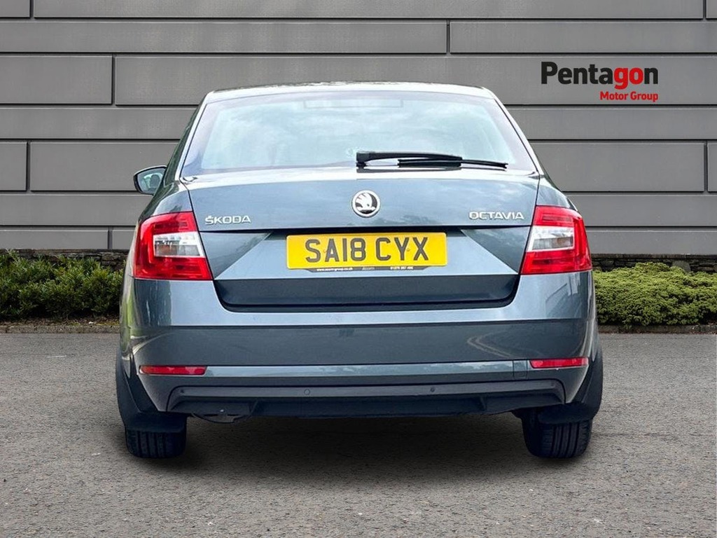 Skoda Octavia Se Tsi 5-Door White #14
