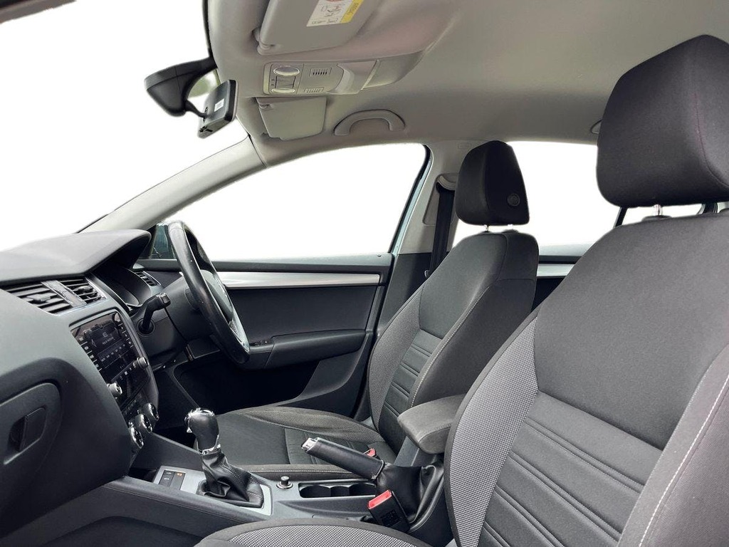 Skoda Octavia Se Tsi 5-Door White #8