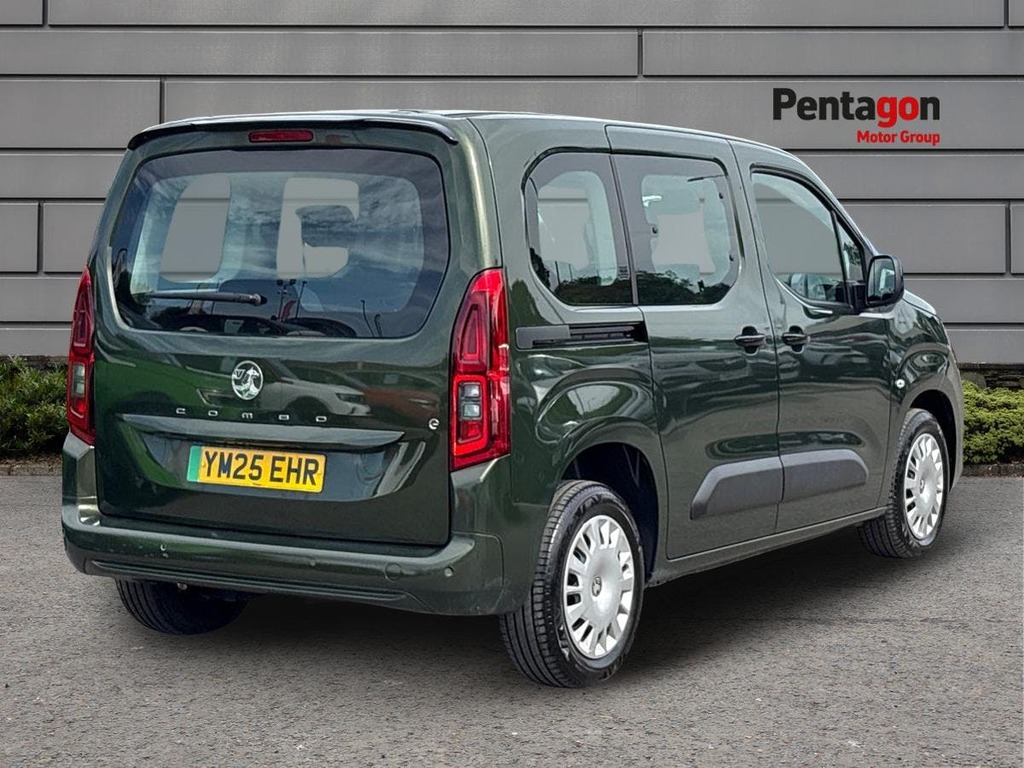 Vauxhall Combo-e Life 52Kwh Design Mpv 7.4Kw Charger Green #4