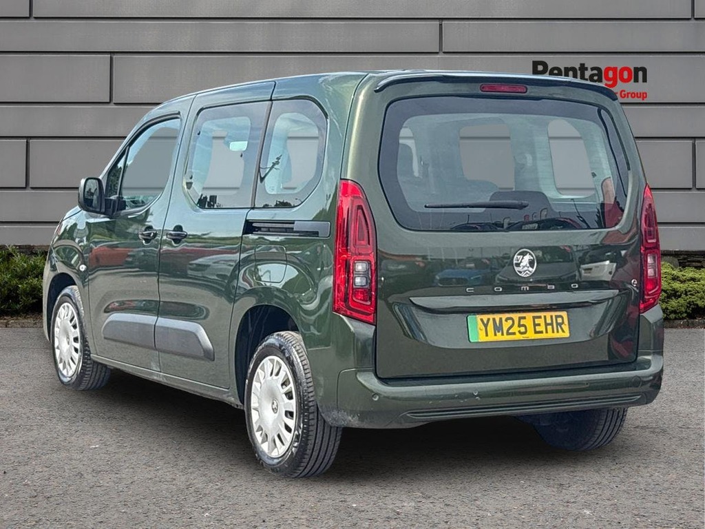 Vauxhall Combo-e Life 52Kwh Design Mpv 7.4Kw Charger Green #2