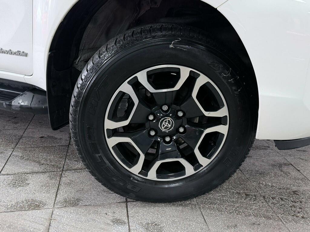 Toyota HILUX 2.8 D-4d Invincible 4Wd Euro 6 Ss YC71BNV White #2