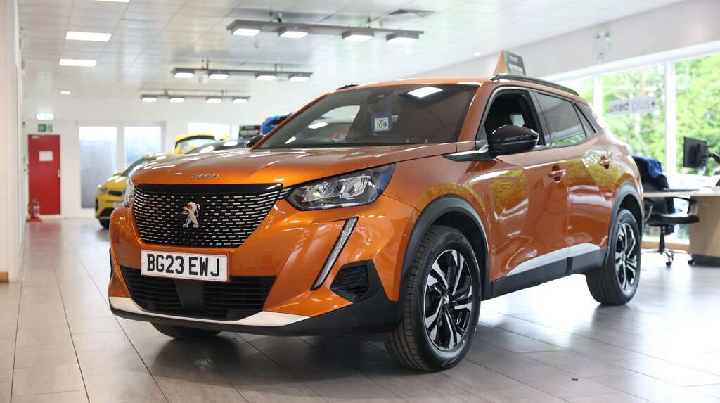 Peugeot 2008 1.2 Puretech Allure Premium Orange