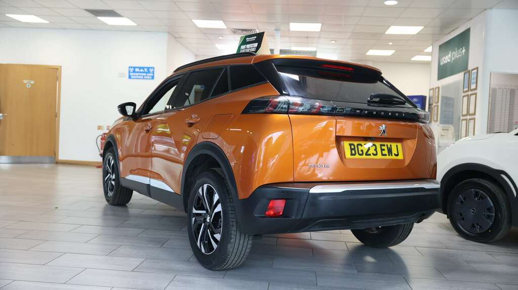 Peugeot 2008 1.2 Puretech Allure Premium Orange #2
