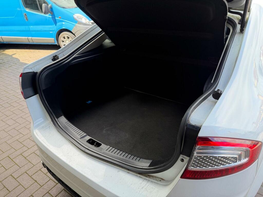 Ford Mondeo Hatchback Silver #36