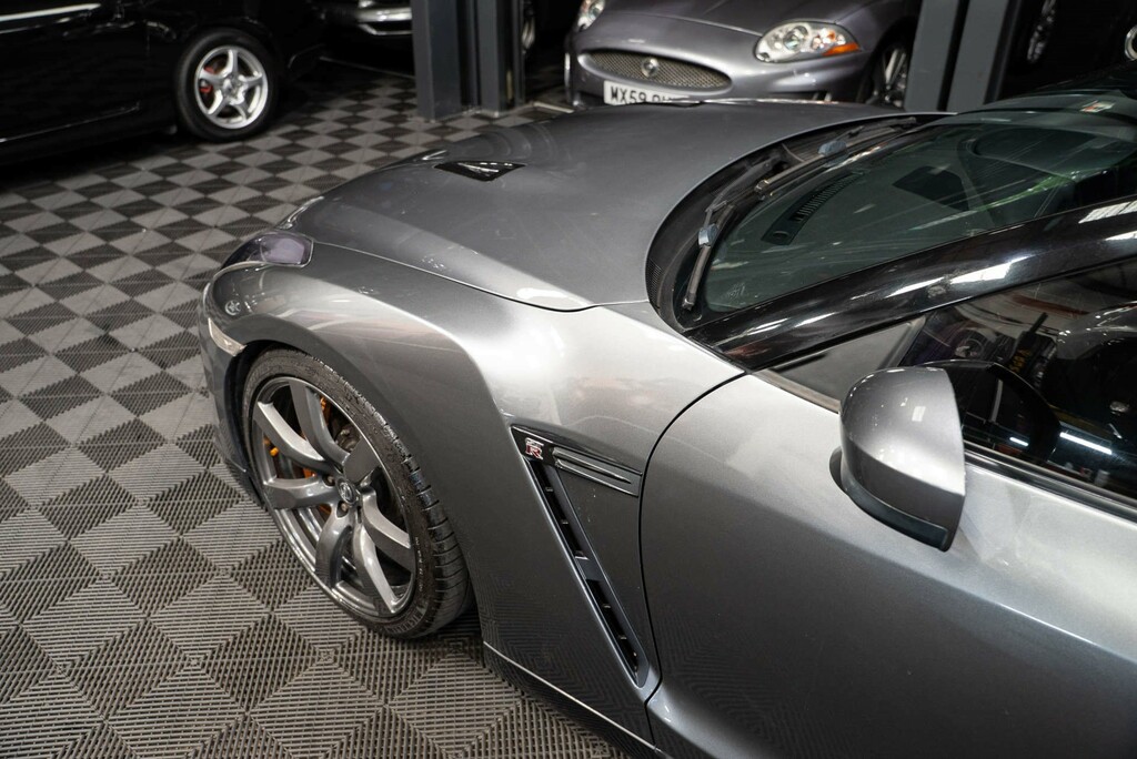 Nissan GT-R Coupe White #27