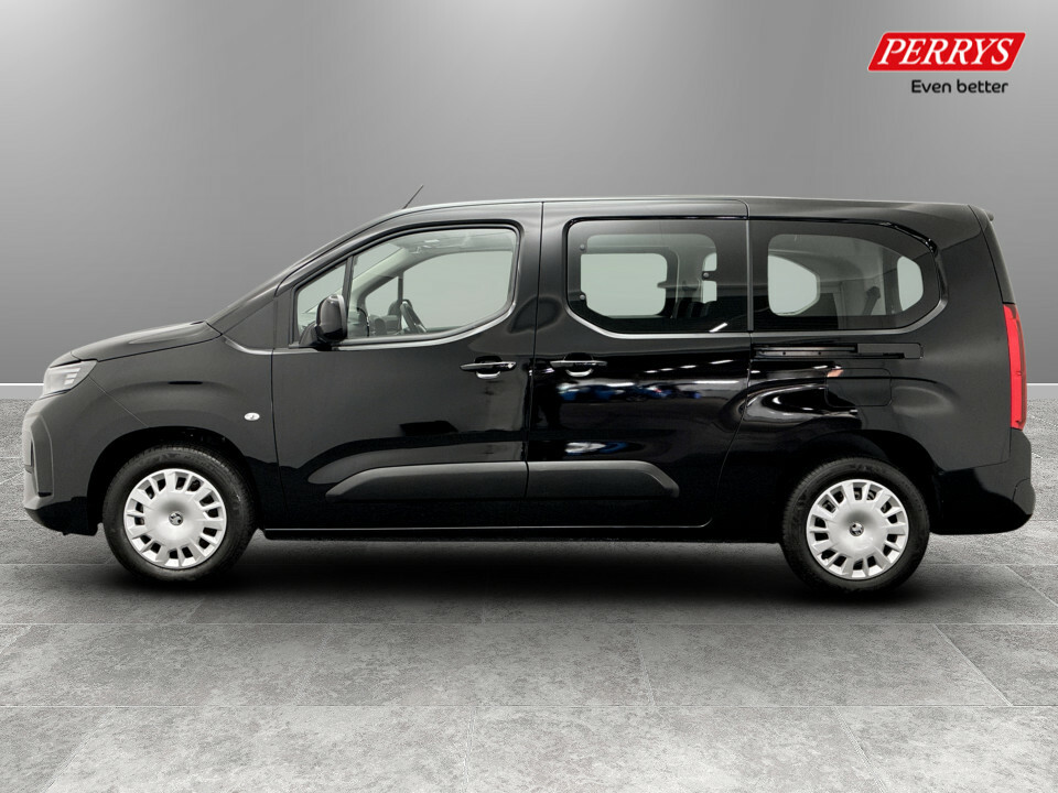 Vauxhall Combo-e Life 100Kw Design XL 52Kwh 7 Seat Black #4