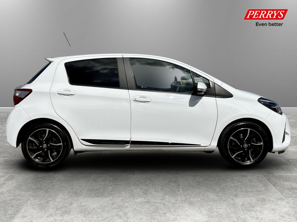 Toyota Yaris Icon Tech Red #8
