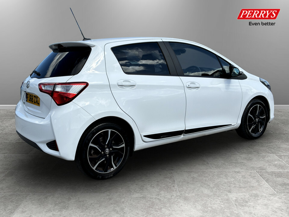 Toyota Yaris Icon Tech Red #7