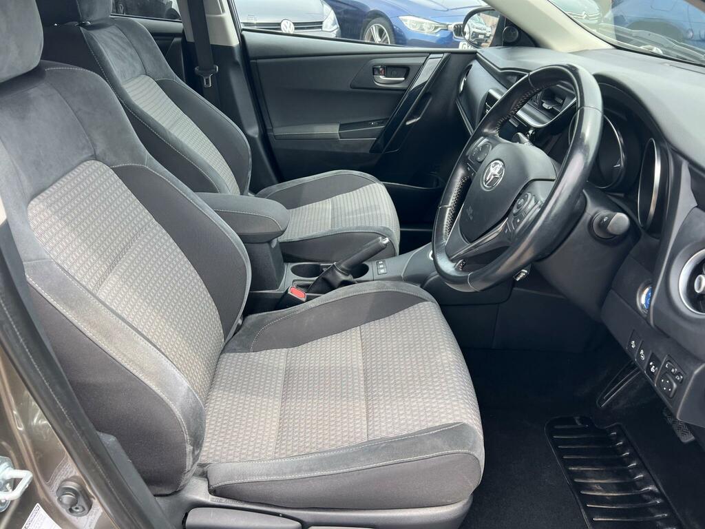 Toyota Auris Hatchback Brown #13