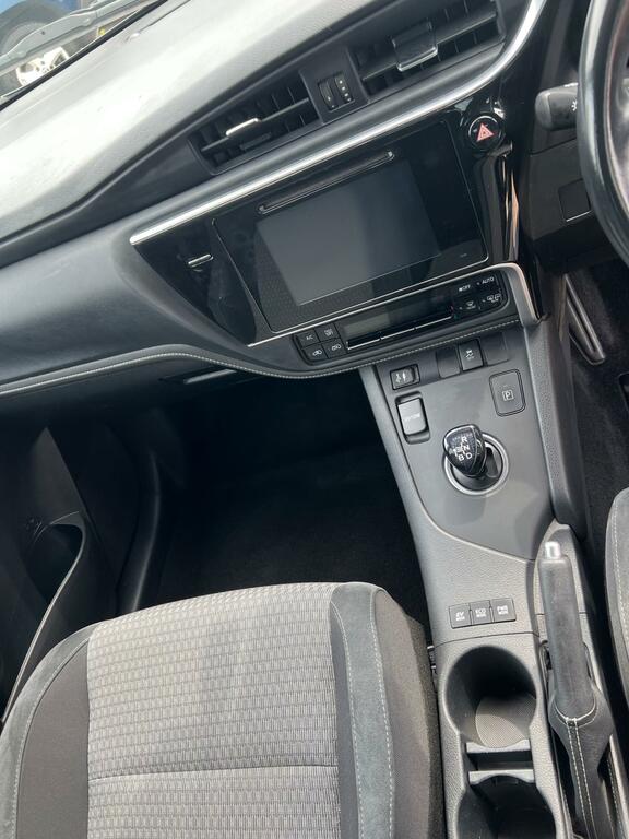 Toyota Auris Hatchback Brown #26