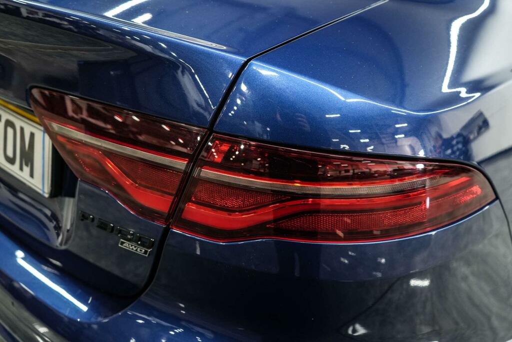 Jaguar XE Jaguar 2.0 D200 R-dynamic Black Saloon Black #10