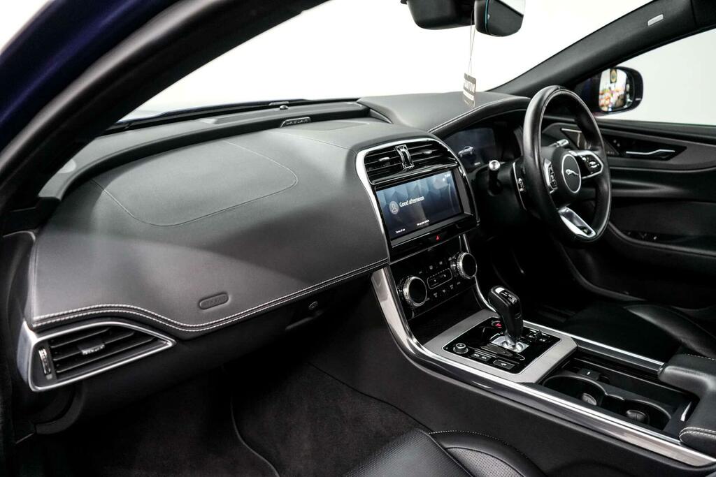Jaguar XE Jaguar 2.0 D200 R-dynamic Black Saloon Black #15