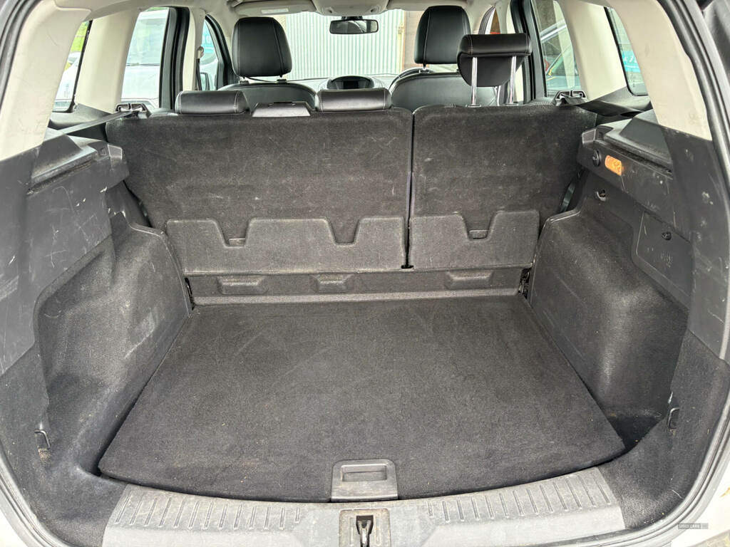 Ford Kuga 2.0 Tdci 180 Titanium AJ64CKE White #4