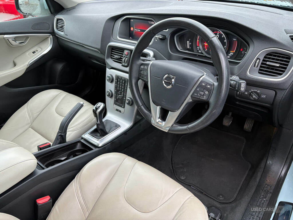 Volvo V40 T3 152 Inscription Blue #2
