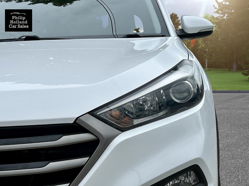 Hyundai Tucson Suv XJZ7455 White #2