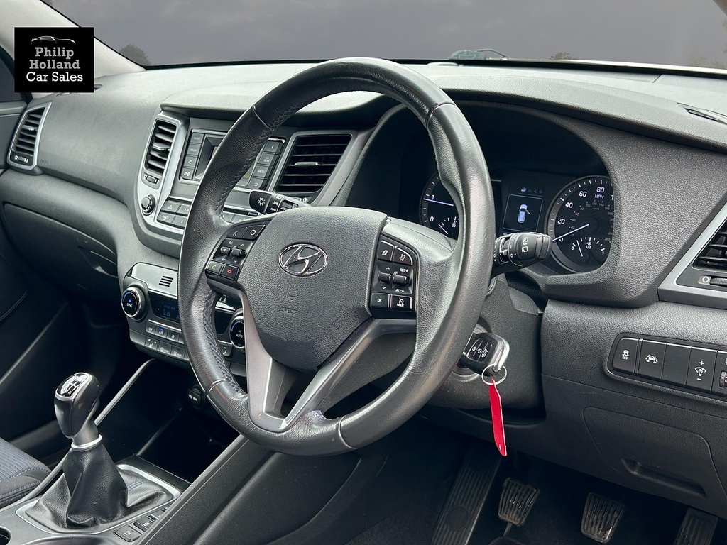 Hyundai Tucson Suv XJZ7455 White #3