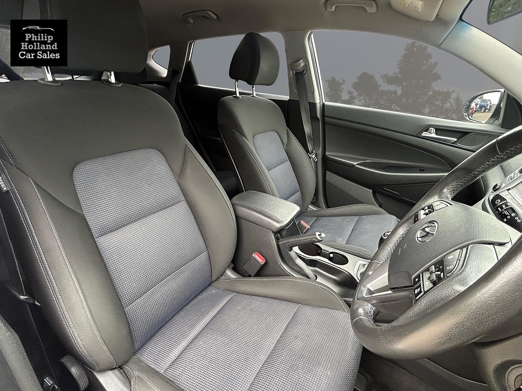 Hyundai Tucson Suv XJZ7455 White #4