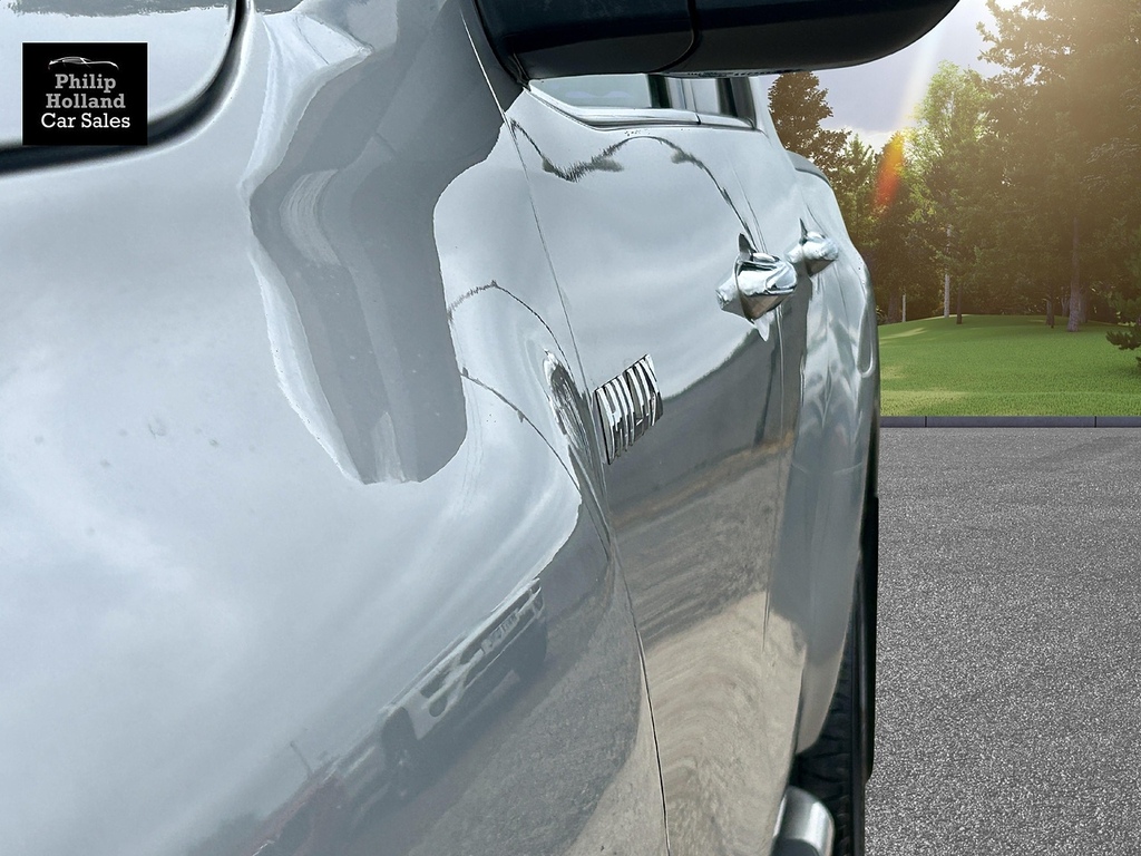 Toyota HILUX Pickup Silver #2