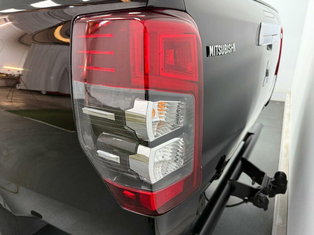 Mitsubishi L200 Black #40