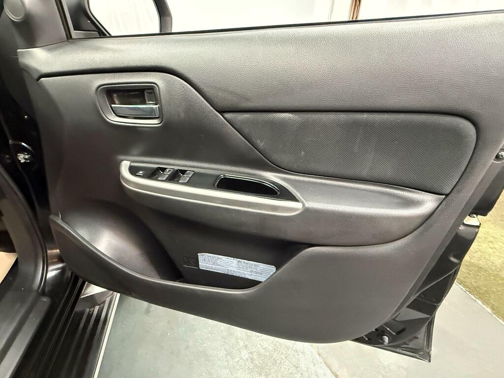 Mitsubishi L200 Black #16