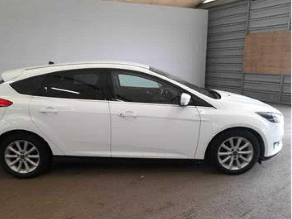 Ford Focus Focus Hatchback WG64SDX White #6